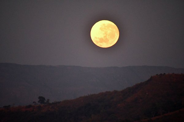 Ondergaan van de maan in de Serra da Canastra, Brazilië