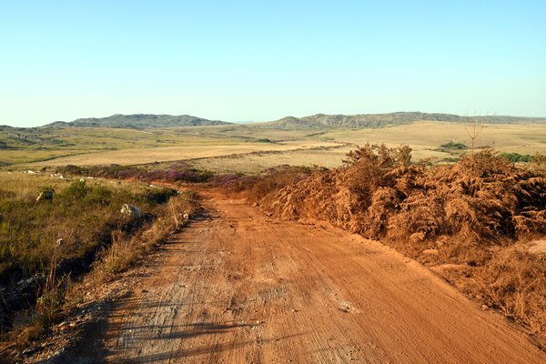 Droge rode weg in de Serra da Canastra, Brazilië