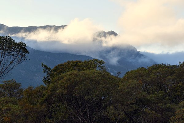 Bergen in de wolken in de Serra do Caraça, Brazilië