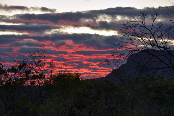 Zonsopkomst bij Wolf Cliff Camp, Piauí, Brazilië