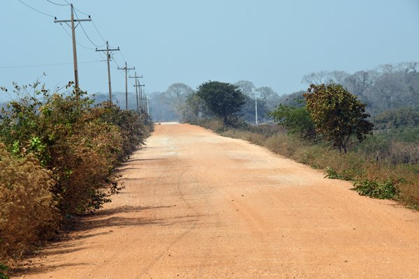 De rode stoffige weg van de Transpantaneira, Brazilië