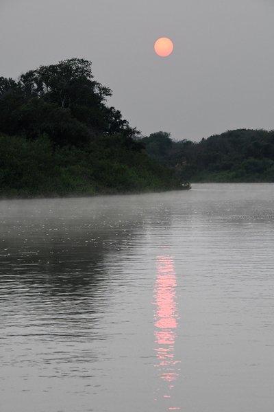 Zonsopkomst bij de Piquiri Rivier, Brazilië