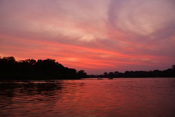 Zonsondergang bij een rivier in de Pantanal