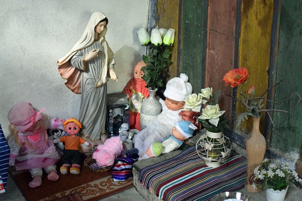 Mariabeeld met poppen in klooster van Zlatolist