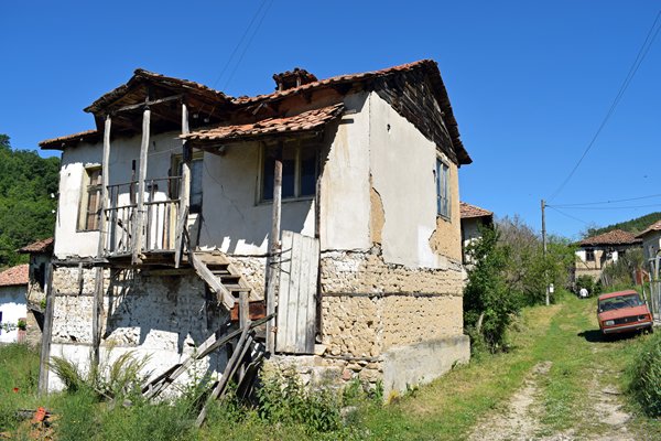 Een verlaten huis in Zlatolist