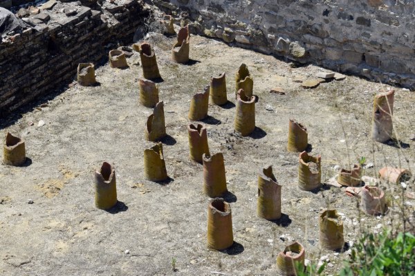 Romeinse pijpen voor vloerverwarming in Debelt, Bulgarije