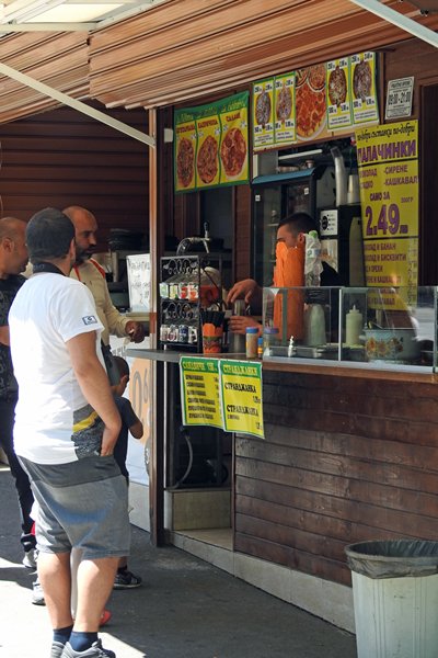 In een parkje in Burgas is veel fastfood te koop