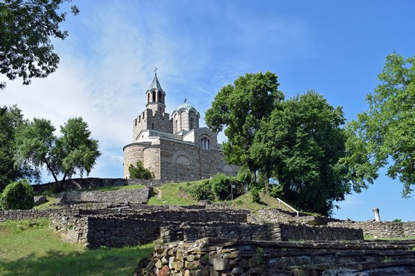 De kerk op de Tsaravets heuvel in Veliko Tarnovo