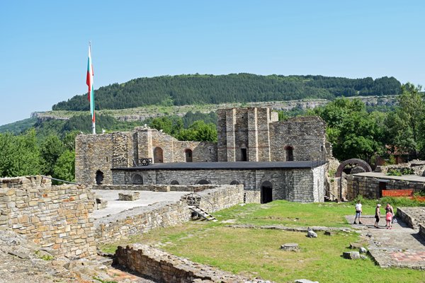Het Koninklijk Paleis op de Tsaravets heuvel in Veliko Tarnovo