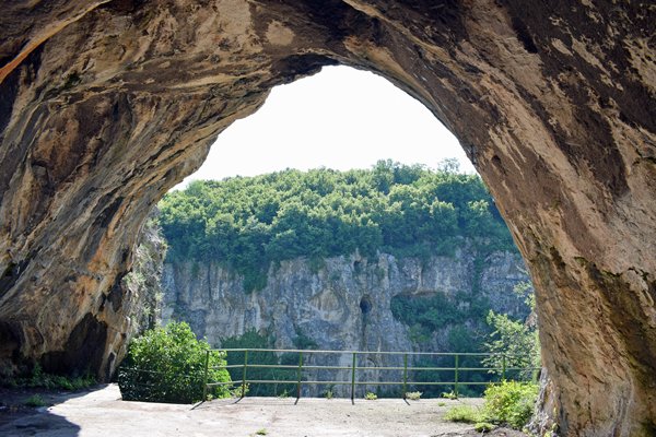 Uitzicht vanuit de grot bij de Emen-kloof