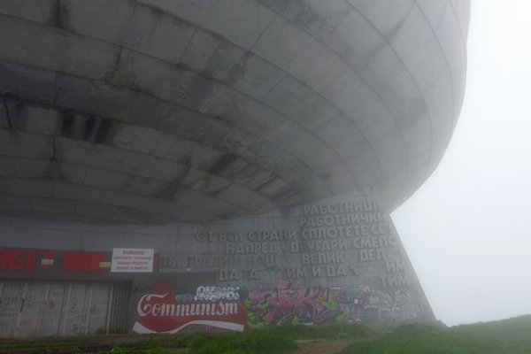 Op de citadel bij Buzludzha staat Communism in Cola letters