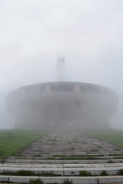 De citadel bij Buzludzha is in mist gehuld