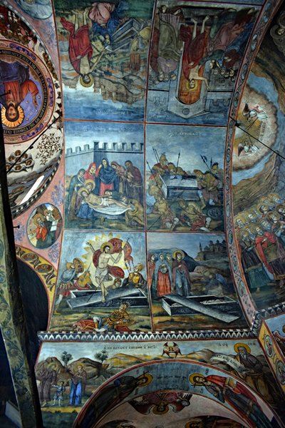 Een beschilderde boog in het Bachkovo klooster