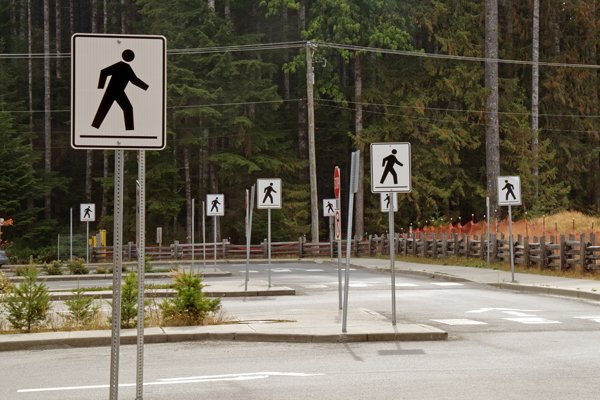 Overdaad aan verkeersborden op de parkeerplaats bij Elk Falls (Vancouver Island)