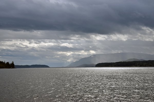 Dreigende lucht bij de walvistocht vanuit Port McNeill (Canada)