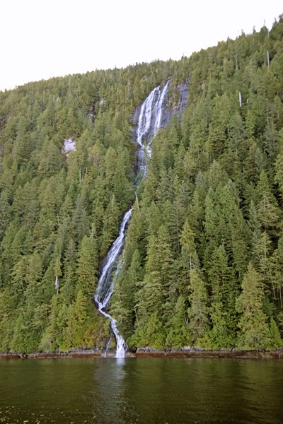Waterval in het Great Bear Rainforest (Canada)