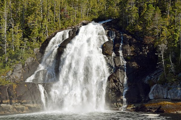 Lage, brede waterval in het Great Bear Rainforest (Canada)