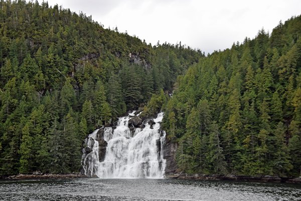 Waterval in het Great Bear Rainforest (Canada)