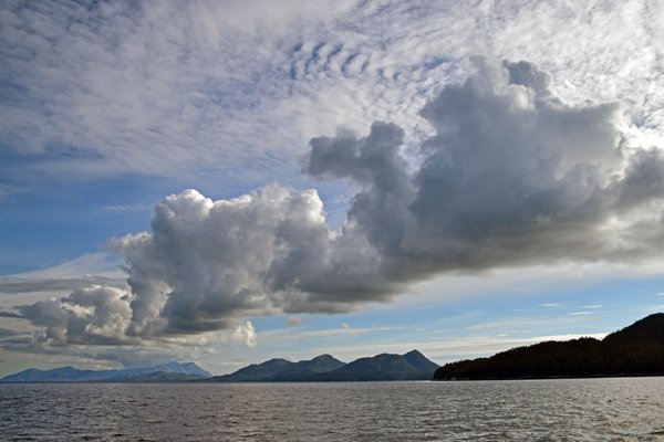 Spectaculaire wolk in het Great Bear Rainforest (Canada)