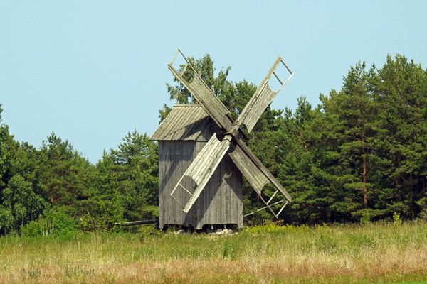 Een van de vele houten molens, Estland