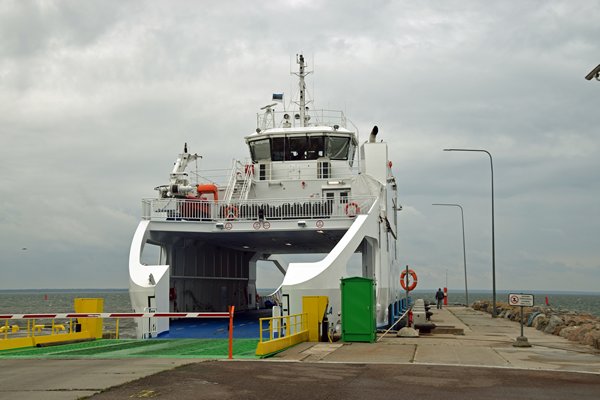 De ferry van Hiiumaa naar Saaremaa, Estland