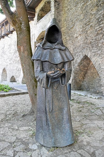 Bronzen monnik bij de vesting in Tallinn, Estland