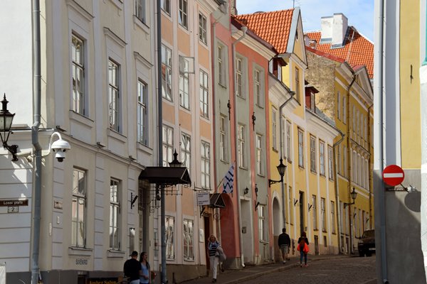 Pastelkleurige huizen in Tallinn, Estland
