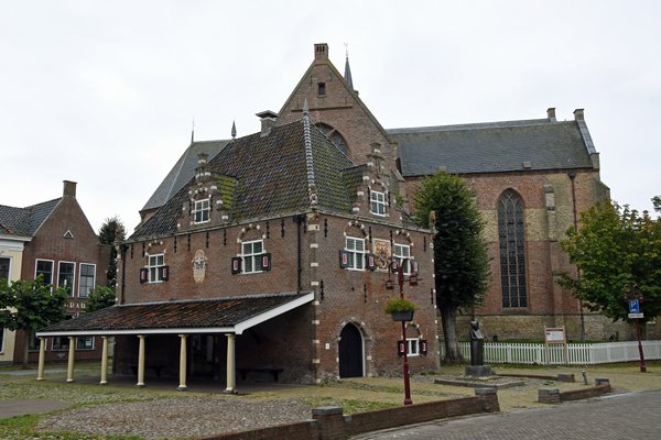 Waag en Sint Gertrudiskerk in Workum, Friesland
