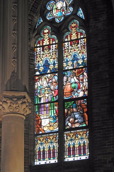 De vermoorde Bonifatius op een gebrandschilderd raam in de Bonifatius kerk, Leeuwarden