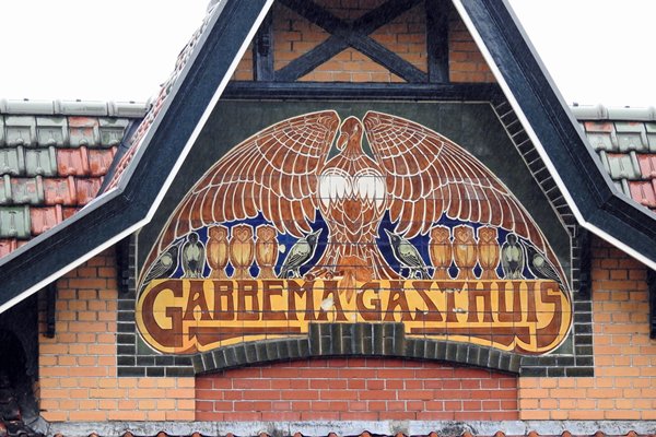 Art Nouveau tegeltableau op het Gabbema Gasthuis, Leeuwarden