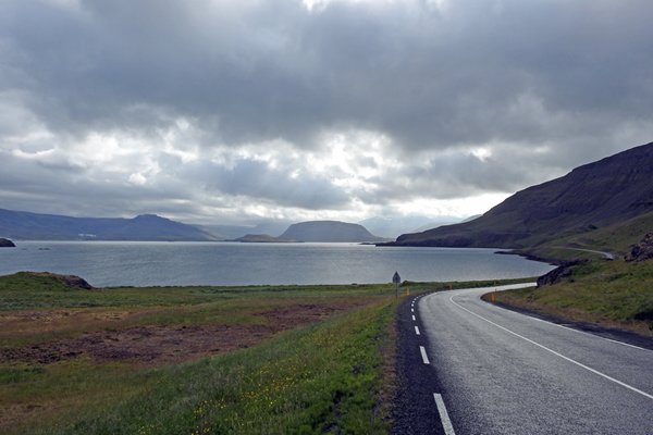 Zicht op het fjord Hvalfjörður