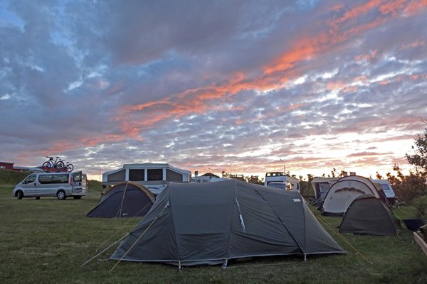 Tent bij avondlucht op de camping in Kopasker