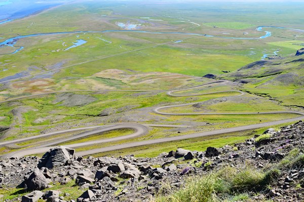 Slingerend gaat weg 917 het dal in op IJsland