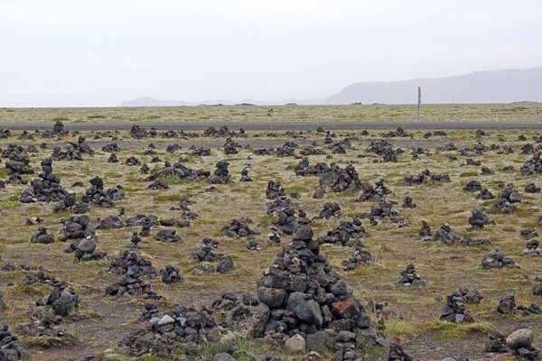Veld met steenmannetjes, onderweg van Skaftafell naar Vik