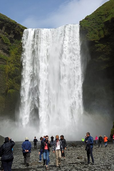 De Skogafoss waterval met continue bezoekers