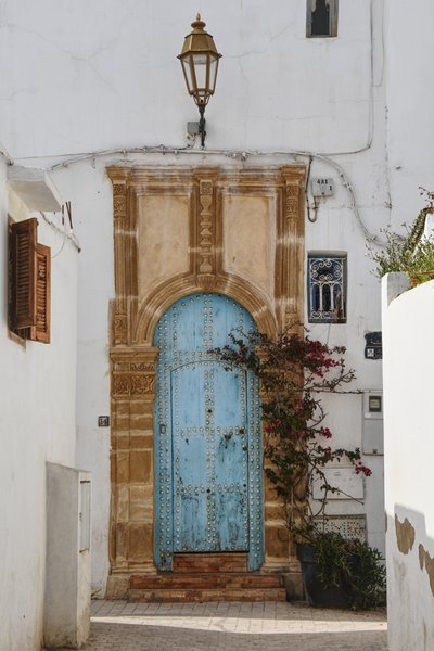 Blauwe deur met blauwe omlijsting  in Rabat, Marokko