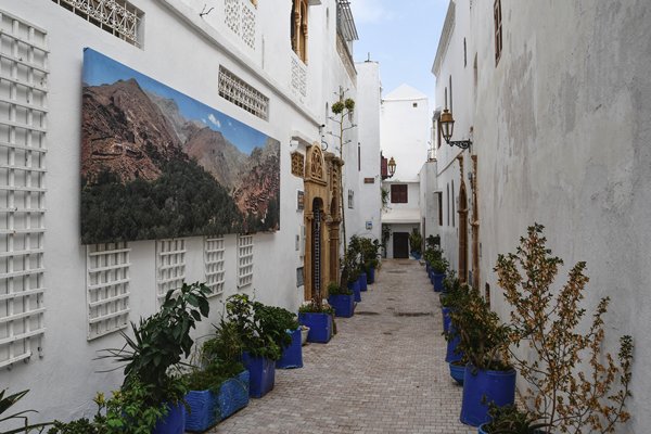 Smal straatje in Rabat, Marokko