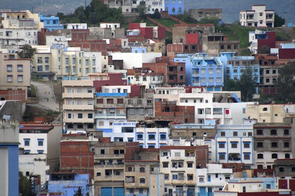 Huizen tegen heuvel, Chefchaouen Marokko