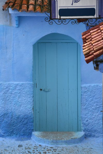 Blauwe deur in blauwe muur in Chefchaouen, Marokko