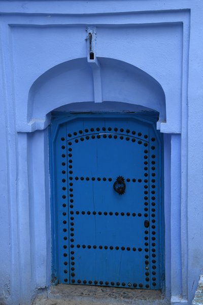 Blauwe deur in blauwe muur in Chefchaouen, Marokko