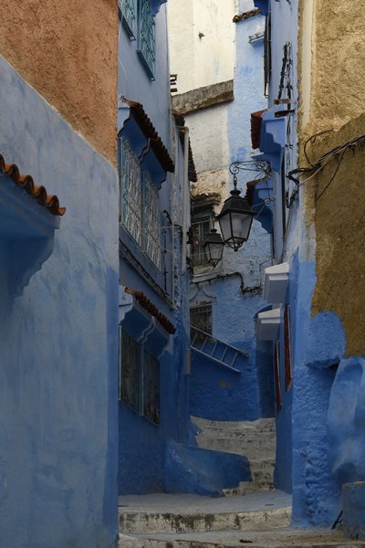 Smal straatje met trap in Chefchaouen, Marokko