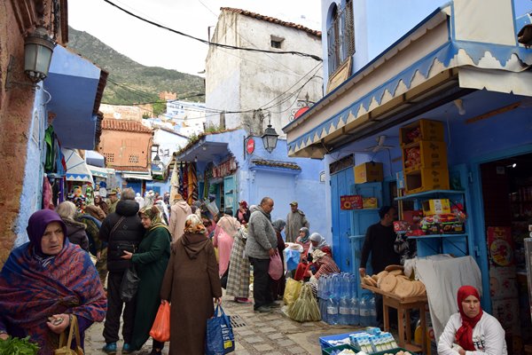 Straatleven in Chefchaouen, Marokko