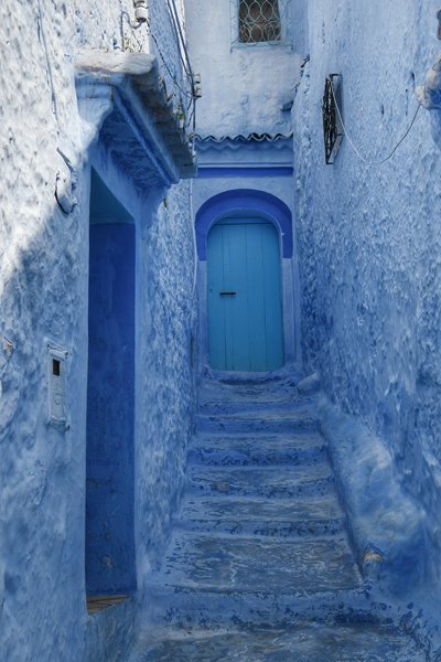 Blauw gebouw en straatje in Chefchaouen, Marokko