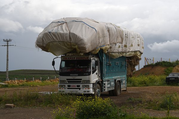 Vrachwagen met erg veel lading, Marokko