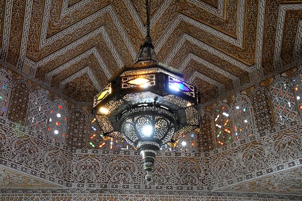 Bewerkt plafond met lamp in een winkel in Fez, Marokko