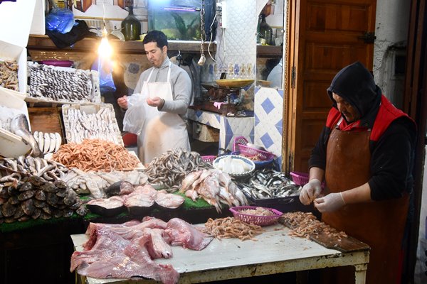 Garnalenpeller bij viswinkel in Fez, Marokko