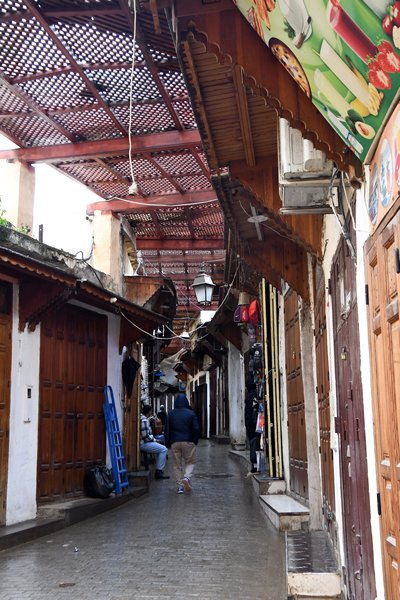 Verlaten souk in Fez, Marokko