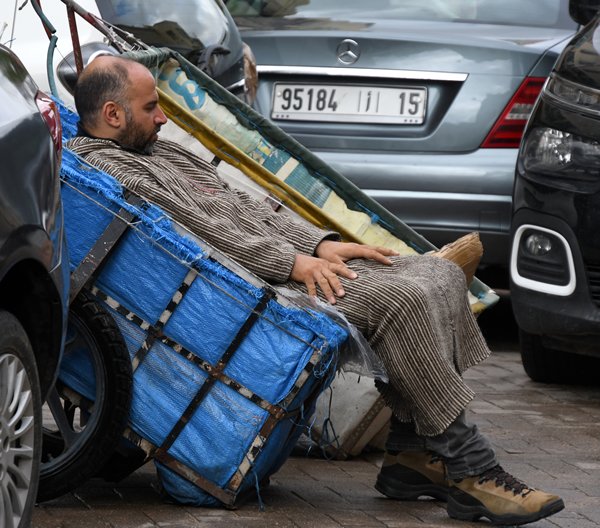 Man die uitrust in een bagagekar in Fez, Marokko