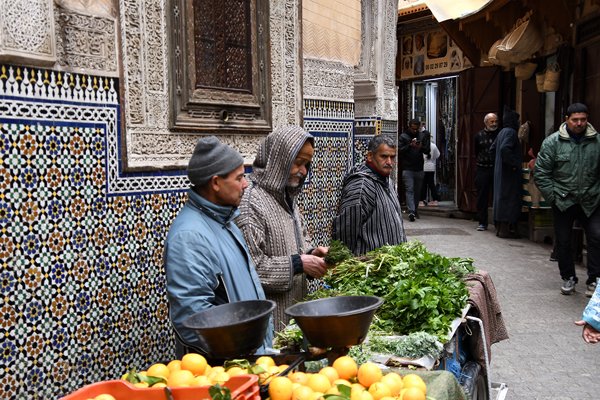 Groente- en fruitverkoop in medina van Fez, Marokko