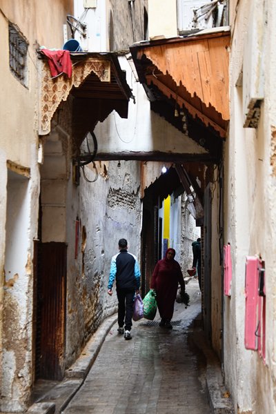 Smal straatje in Fez, Marokko